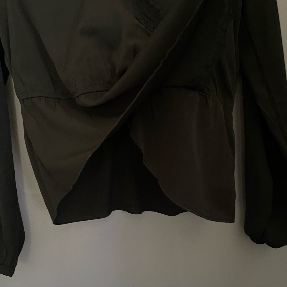 Abercrombie & Fitch Women’s Top Blouse  Faux wrap size S
Black long sleeve - Picture 5 of 7